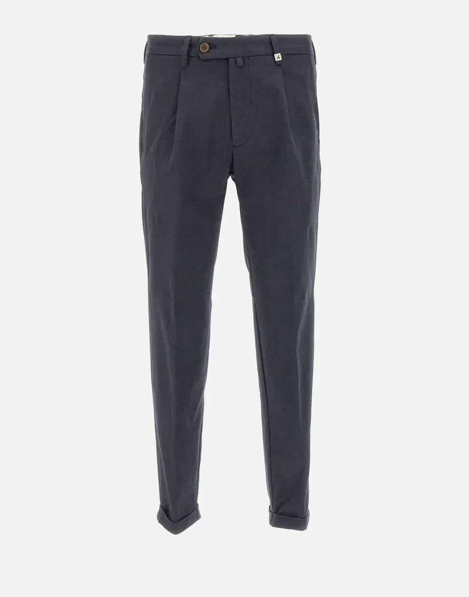 Pantaloni uomo eleganti blu scuro con risvolto, stile classico, moda abbigliamento uomo