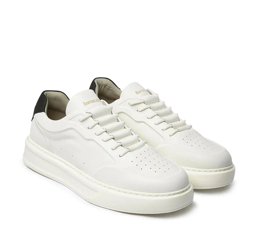 Sneakers uomo bianche in pelle con suola spessa e dettaglio nero sul tallone
