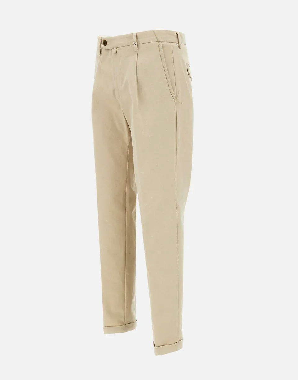 Pantaloni uomo beige eleganti in cotone con pinces, modello classico su sfondo bianco