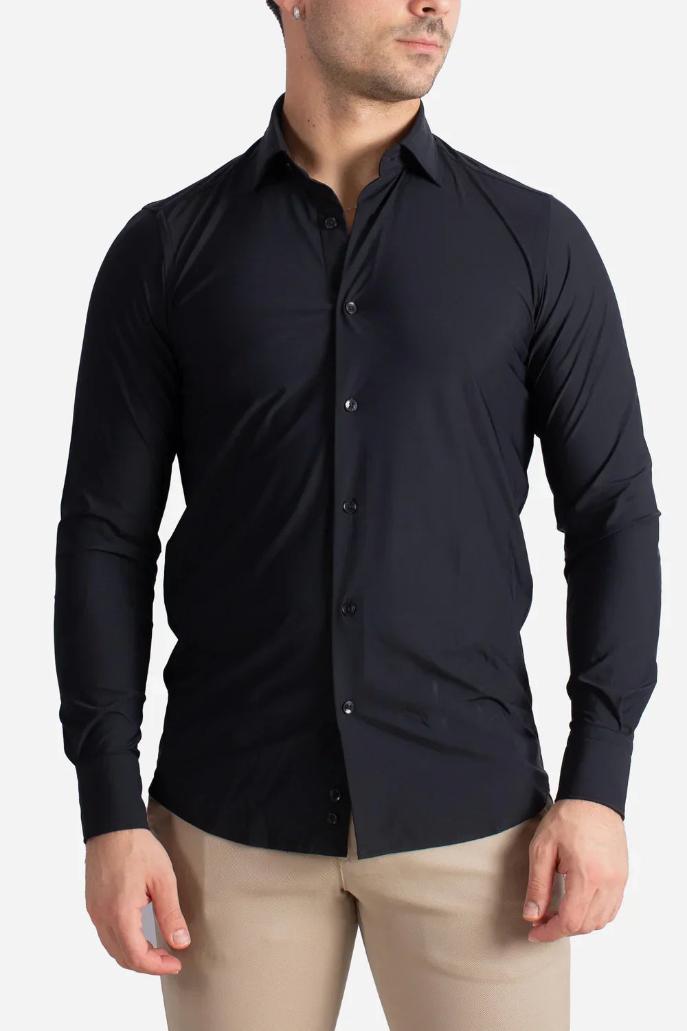 Camicia uomo nera slim fit a maniche lunghe, abbigliamento elegante, sfondo bianco.