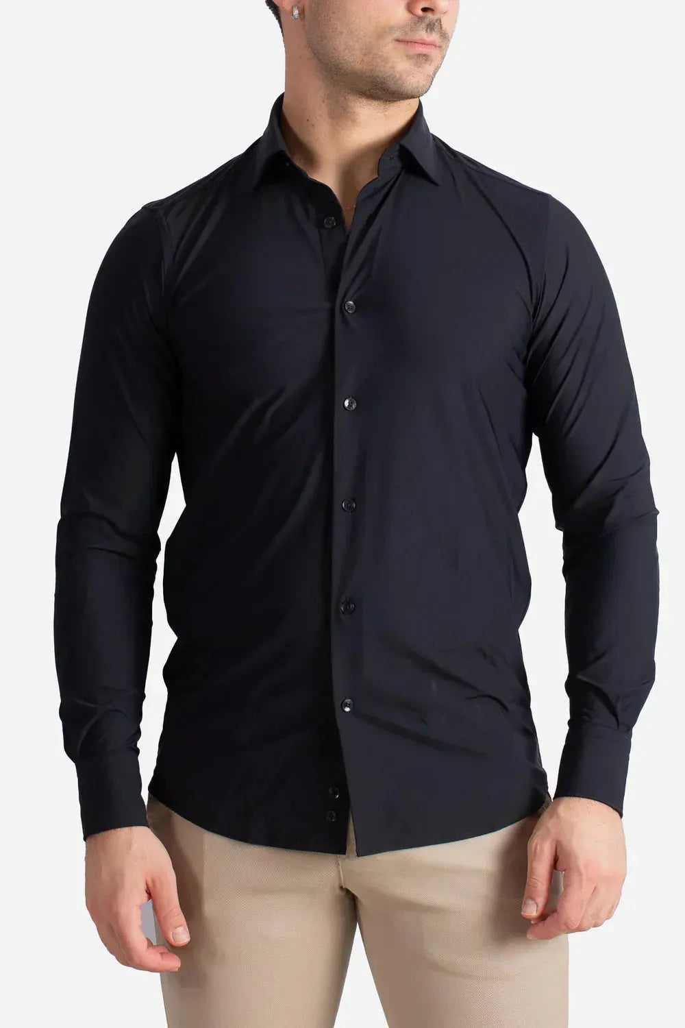 Camicia uomo nera slim fit a maniche lunghe, abbigliamento elegante, sfondo bianco.