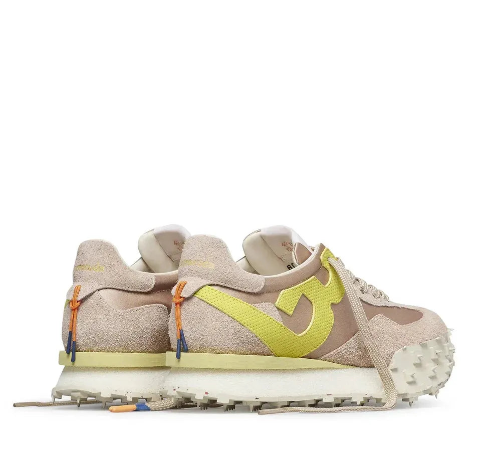 Sneakers beige in suede e tessuto con dettaglio giallo, suola spessa e design moderno.