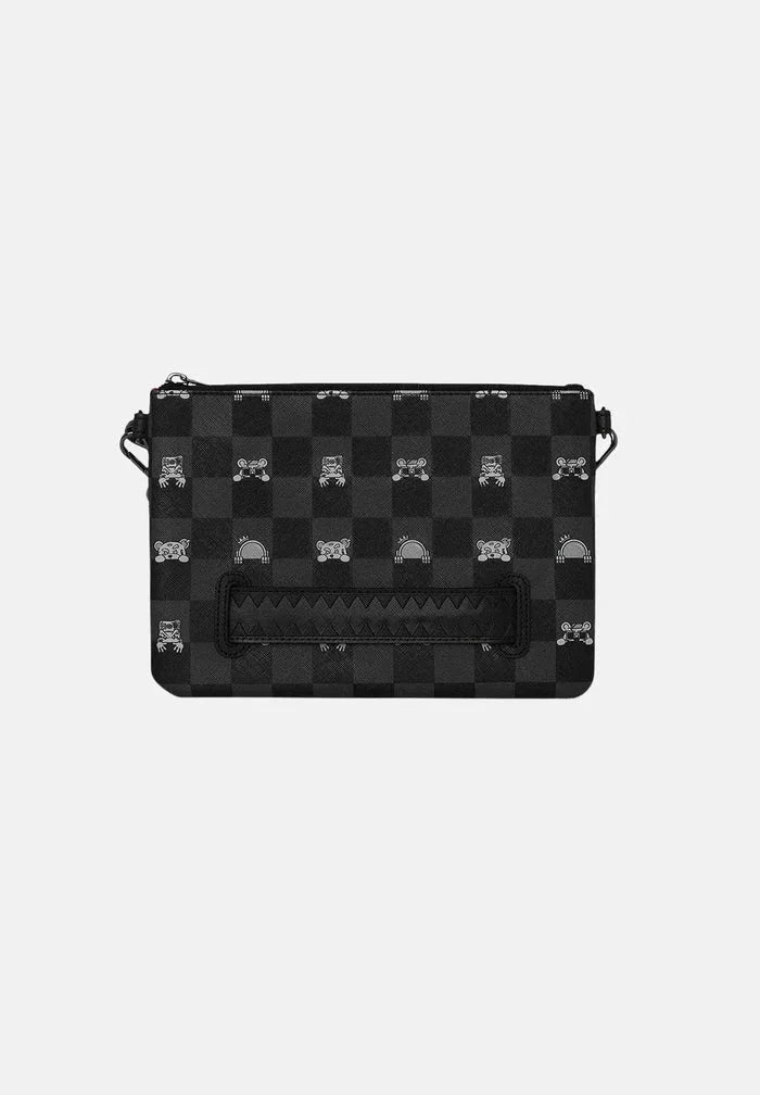 Pochette uomo nera a scacchi con disegni bianchi, accessorio moda elegante