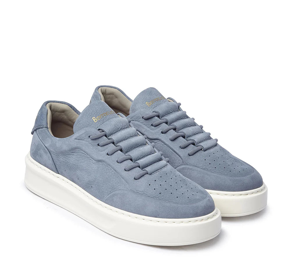 Sneakers uomo in suede azzurro con suola bianca e dettagli traforati, moda casual
