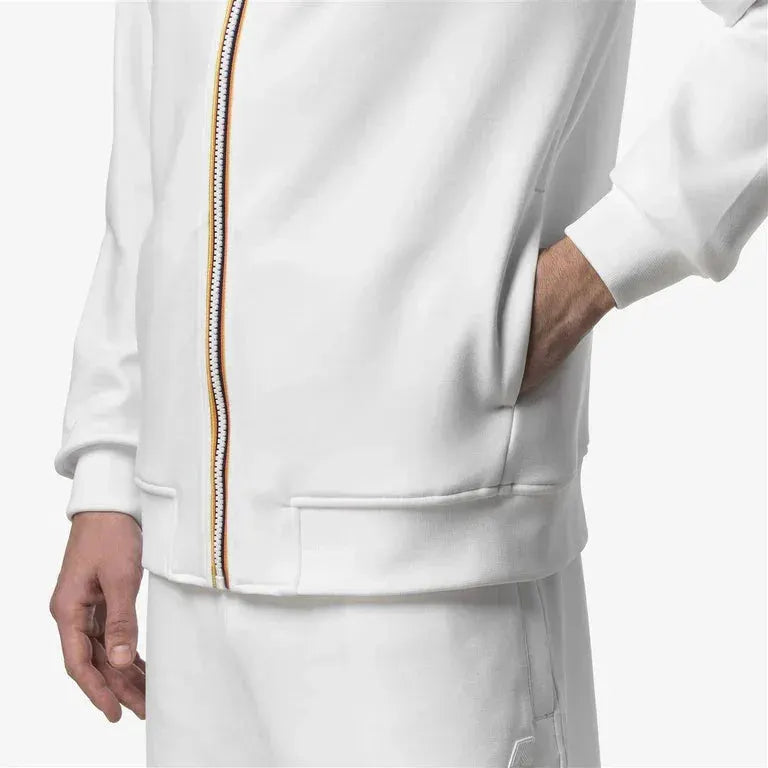 Felpa bianca uomo con zip multicolore e tasche laterali, abbigliamento casual moderno.
