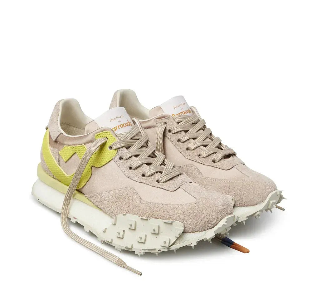 Sneakers uomo beige in suede con dettagli gialli e suola chunky, stile casual moda