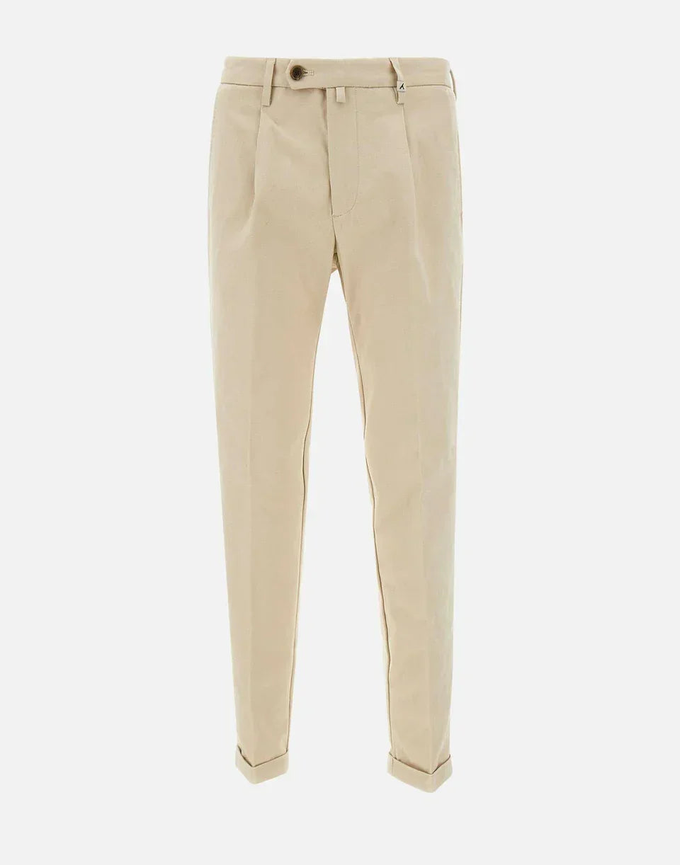 Pantaloni uomo beige eleganti con pinces, vestibilità slim, abbigliamento Made in Italy.