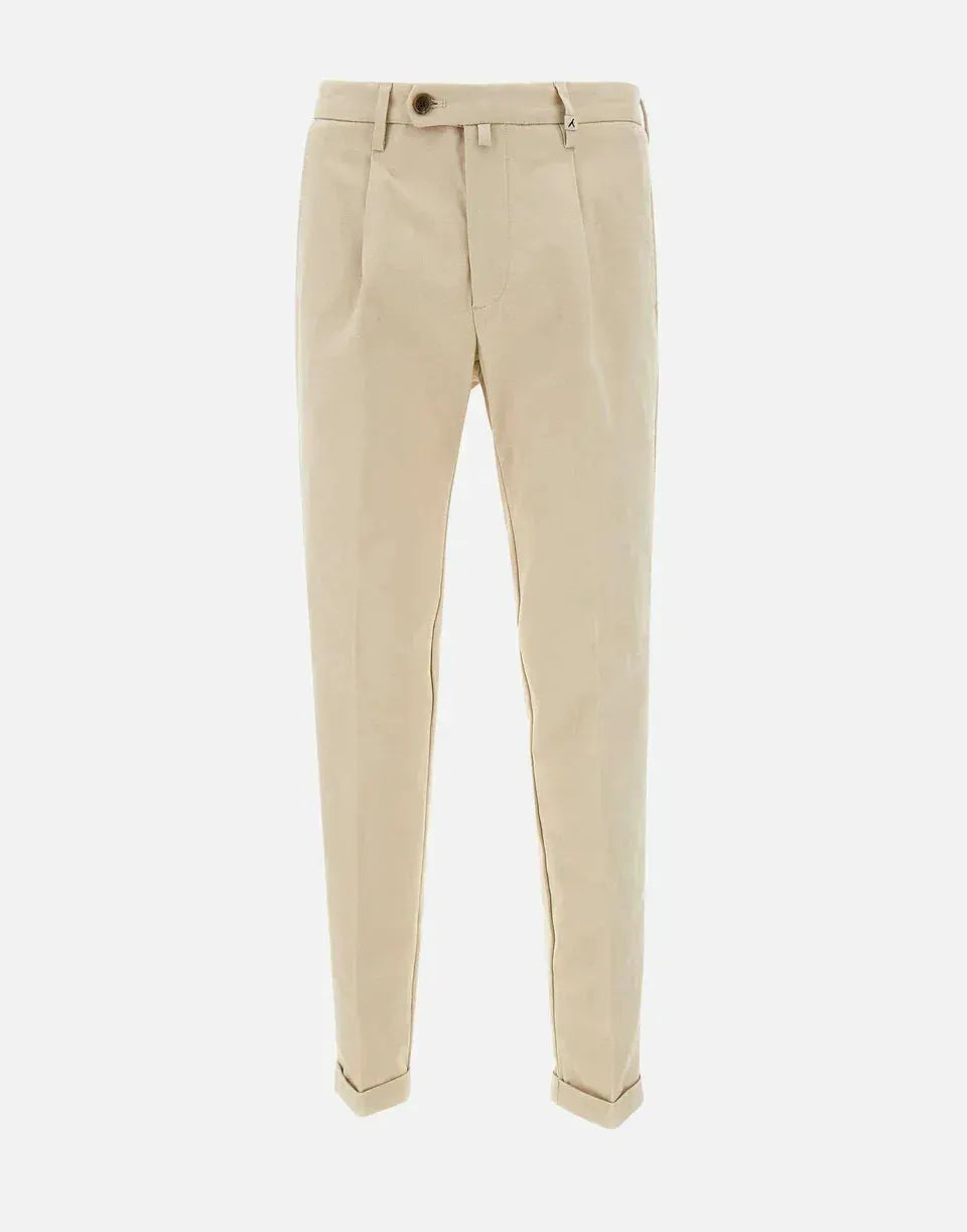 Pantaloni uomo beige eleganti con pinces, vestibilità slim, abbigliamento Made in Italy.