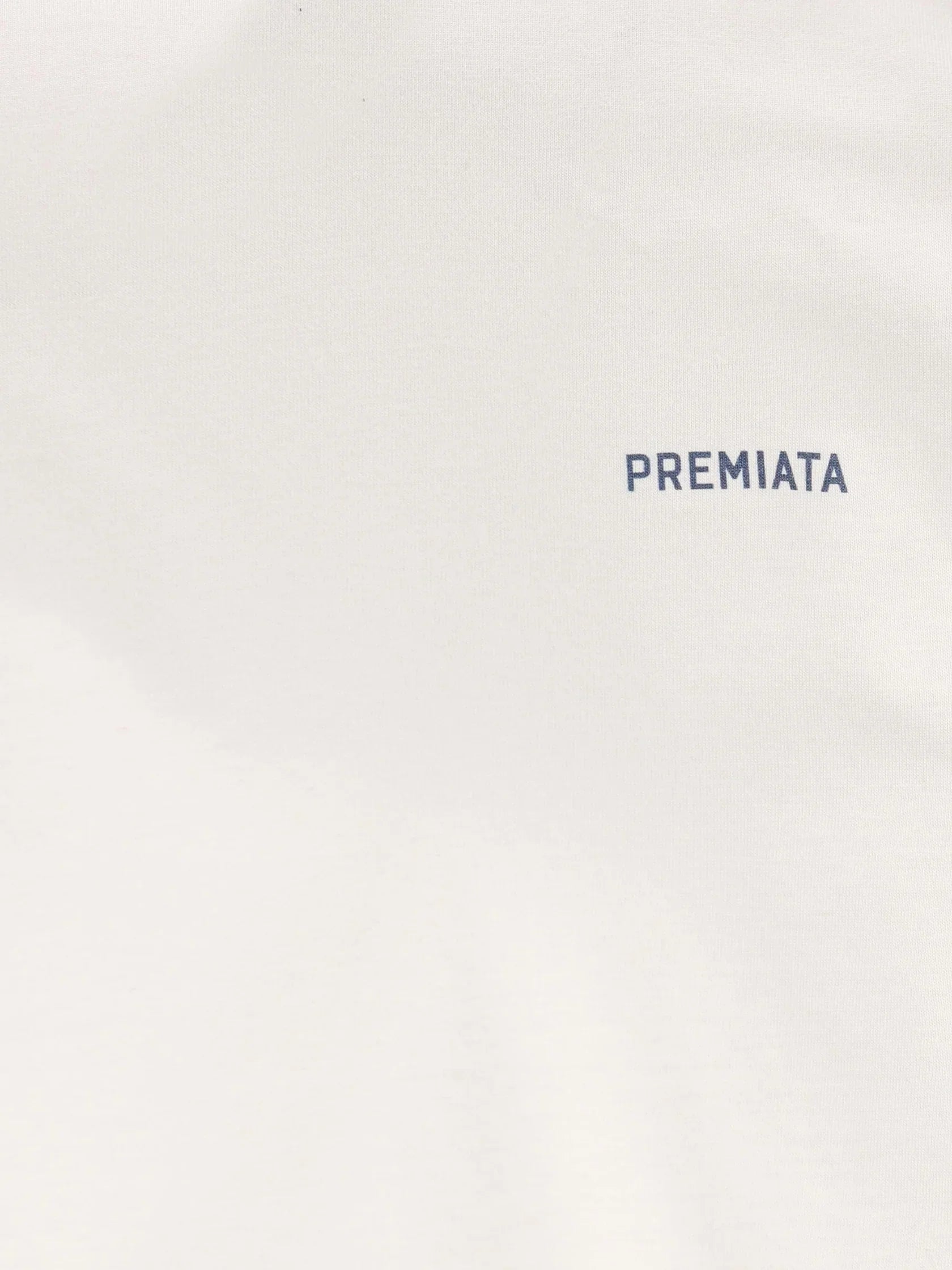Dettaglio maglietta bianca uomo con logo Premiata stampato, abbigliamento casual di qualità