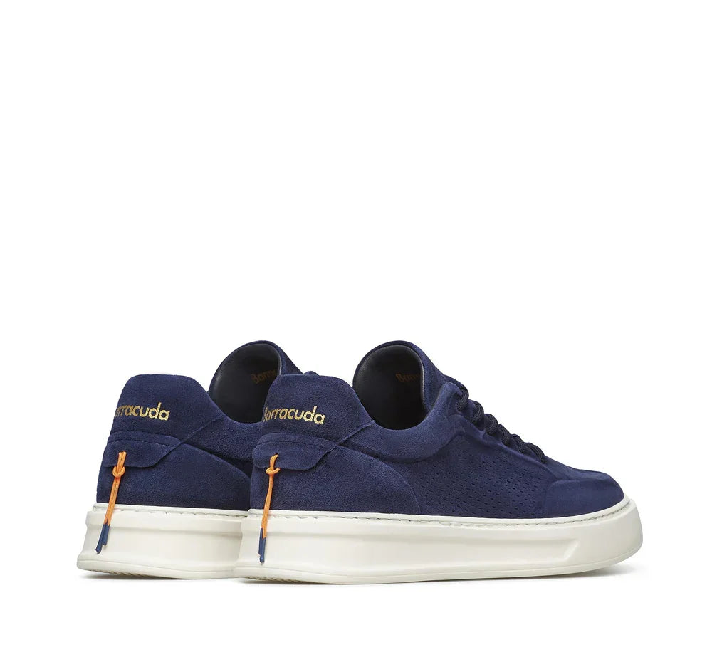 Sneakers uomo in pelle scamosciata blu con suola bianca e dettagli arancioni, Barracuda