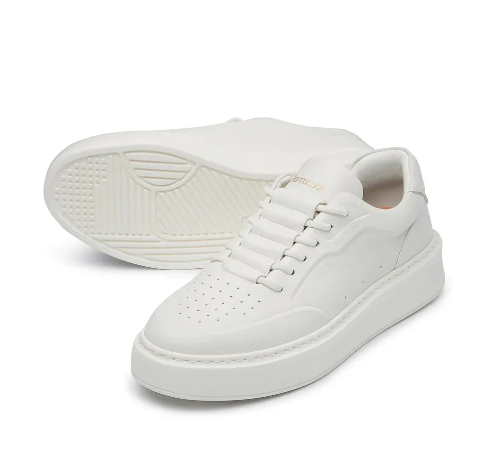 Sneaker bianche da uomo in pelle con suola alta e dettagli traforati, moda casual