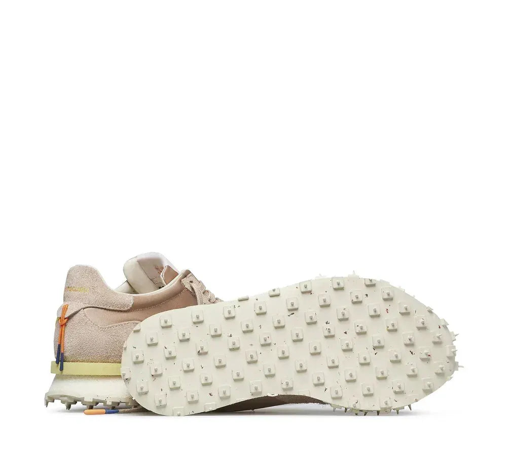 Sneaker beige da uomo vista da dietro con suola in gomma antiscivolo e dettagli colorati