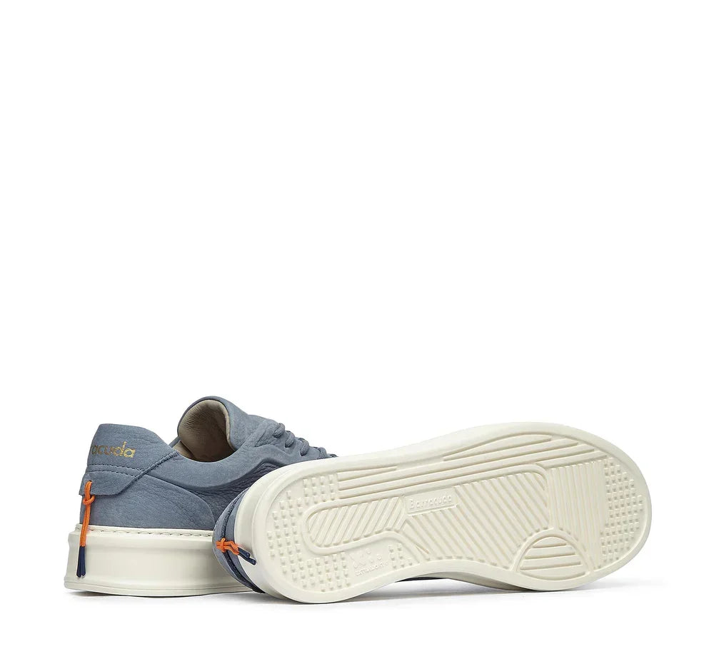 Sneakers uomo in suede azzurro con suola bianca e dettagli arancioni, stile casual elegante.