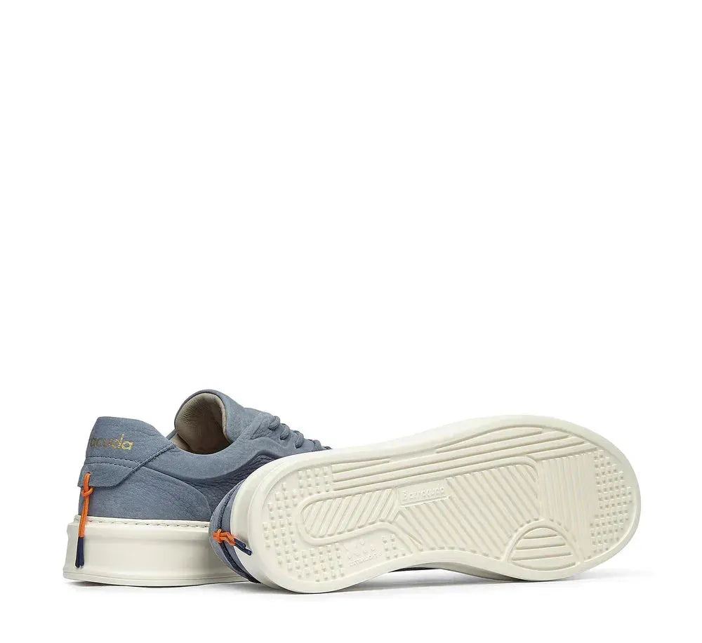 Sneakers uomo in suede azzurro con suola bianca e dettagli arancioni, stile casual elegante.