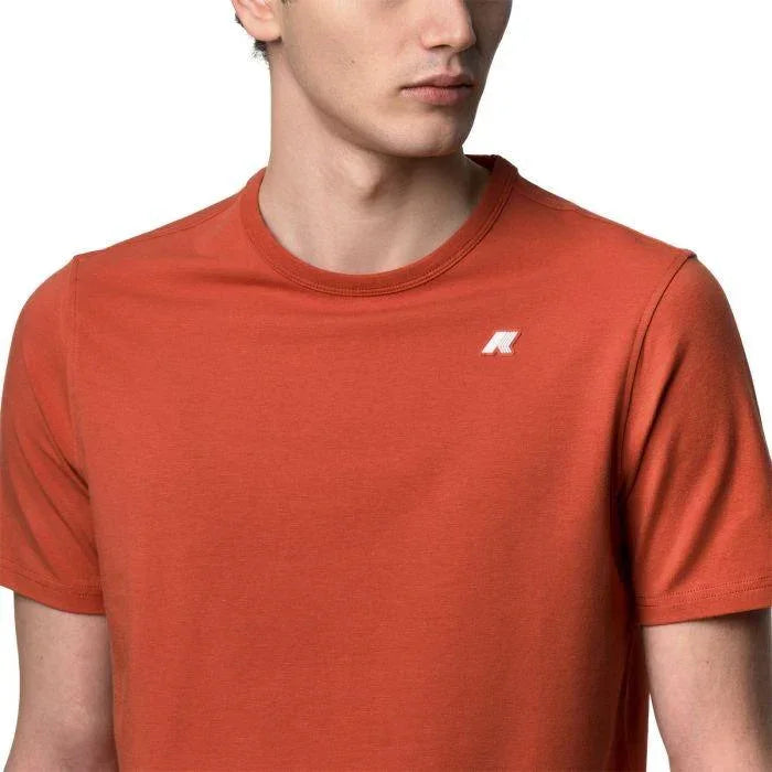 Maglietta uomo arancione a manica corta con logo bianco sul petto, moda casual