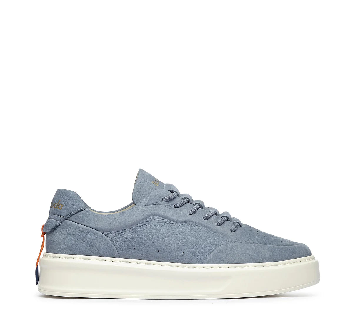 Sneaker uomo in pelle scamosciata blu con suola bianca e dettagli arancioni, stile casual