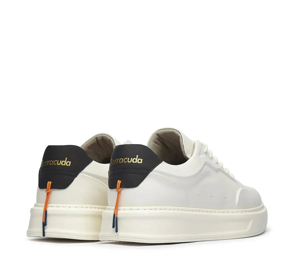 Sneakers uomo bianche con tallone nero, logo Barracuda, dettagli arancioni e blu.