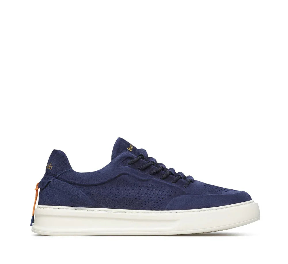 Sneaker uomo blu in suede con suola bianca, stile casual, collezione moda primavera estate.