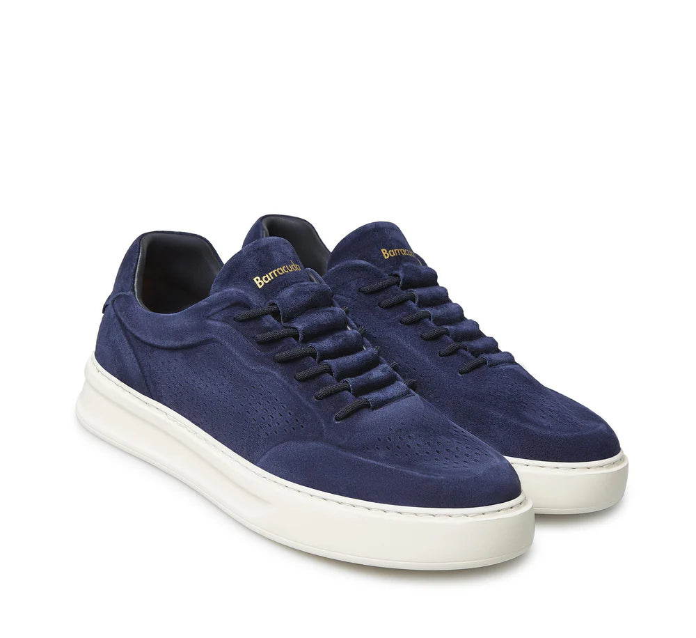 Sneakers uomo in suede blu con suola bianca e dettagli traforati, stile casual elegante