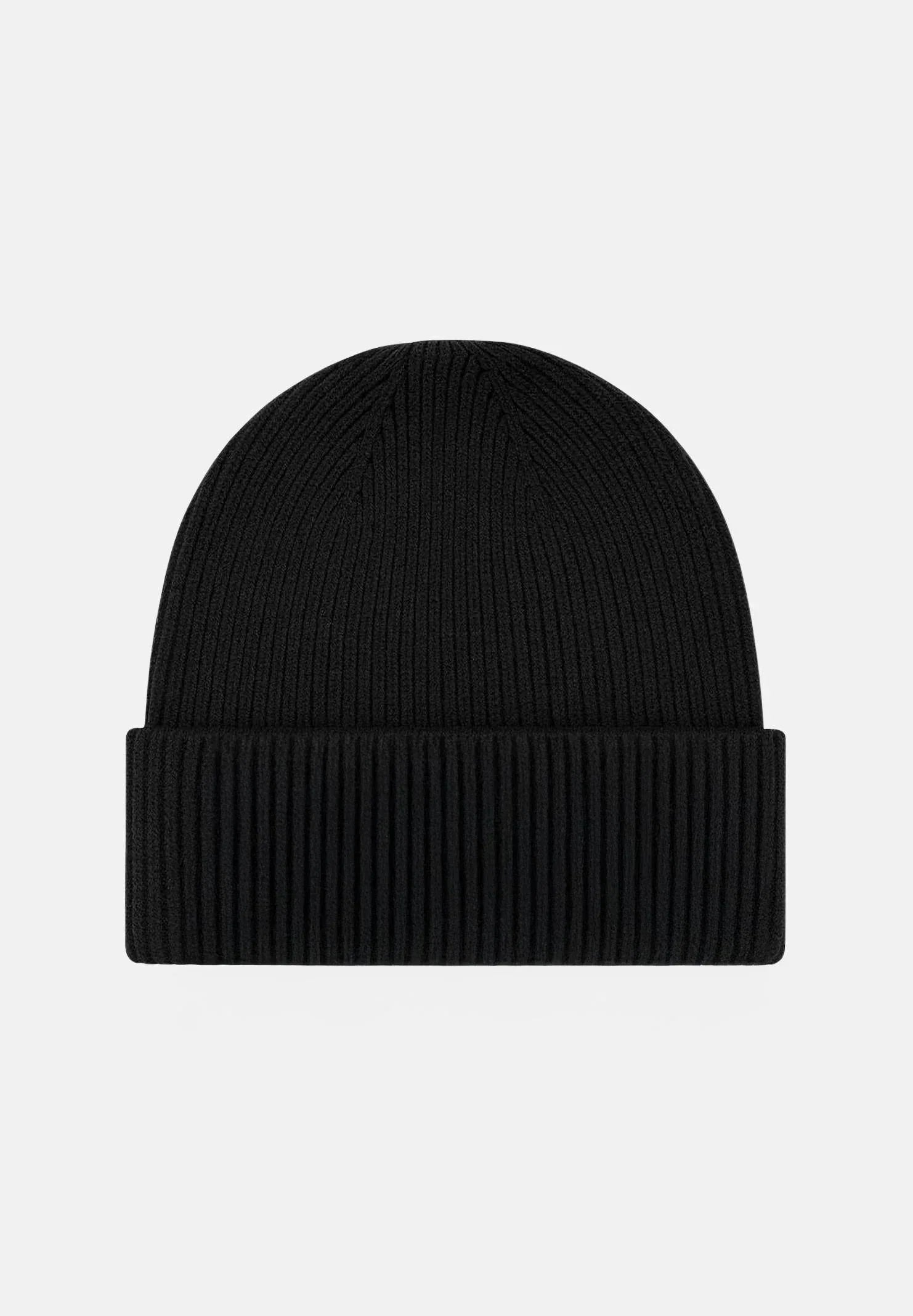 Cappello beanie nero in maglia a coste, moda uomo donna, stile casual invernale.