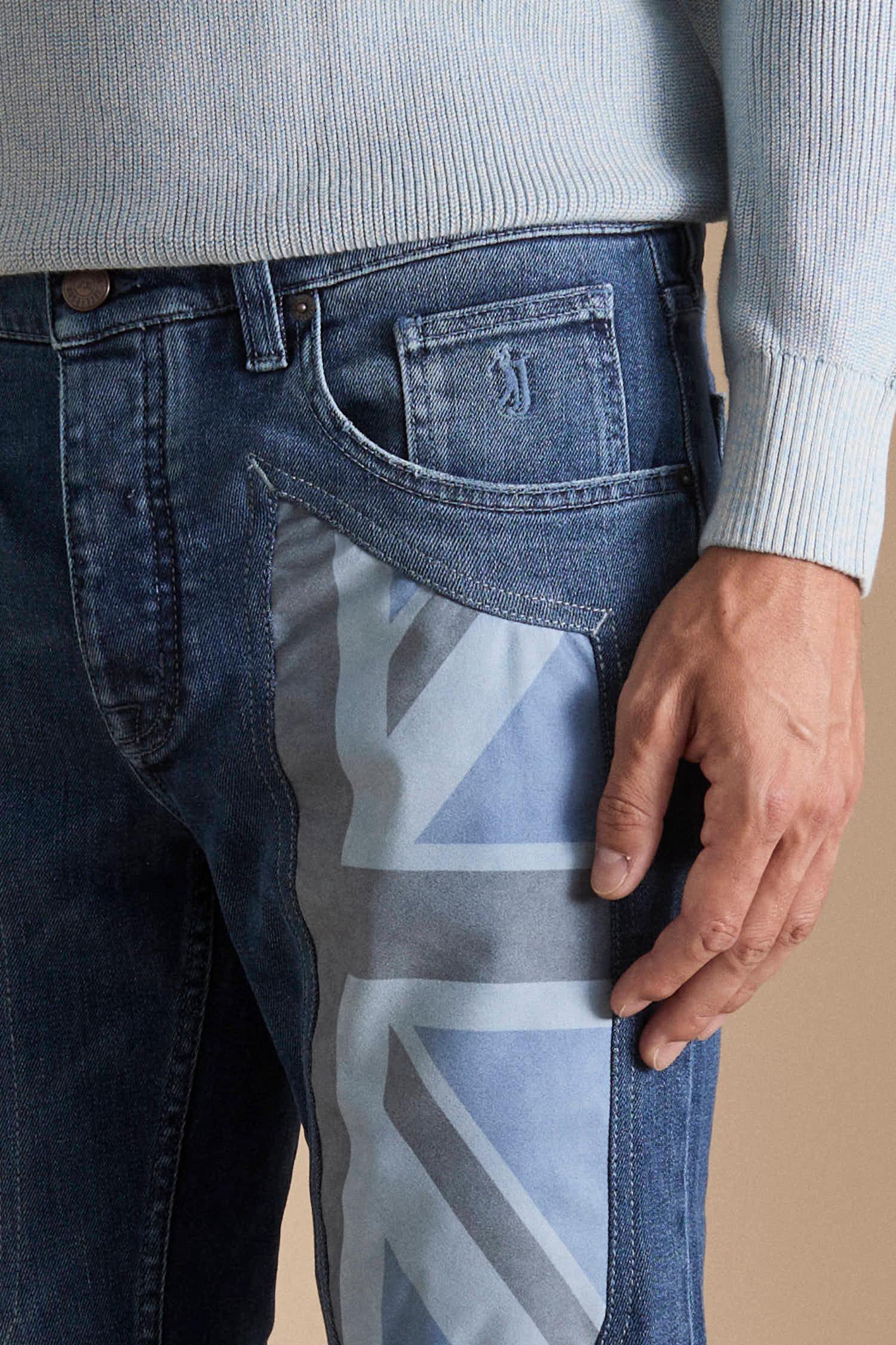 Jeans uomo slim fit blu con tasca e dettagli grigi a contrasto, stile moderno.