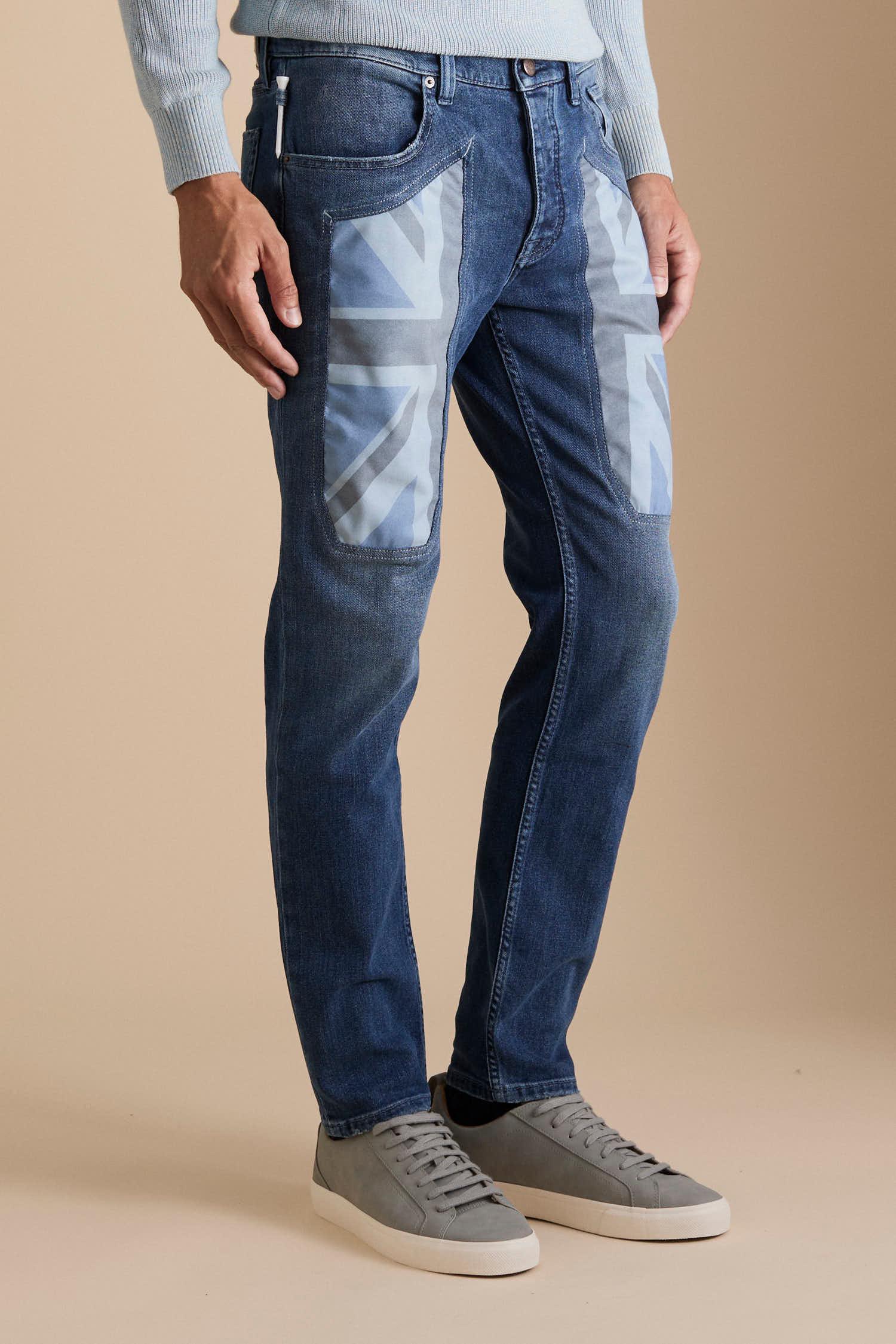 Jeans slim fit uomo denim blu con toppe grigie decorative sulle gambe, stile casual
