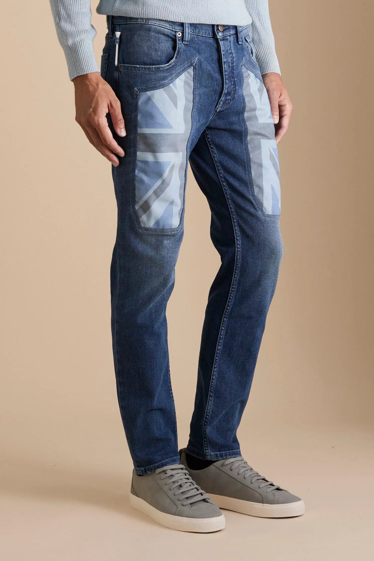 Jeans slim fit uomo denim blu con toppe grigie decorative sulle gambe, stile casual