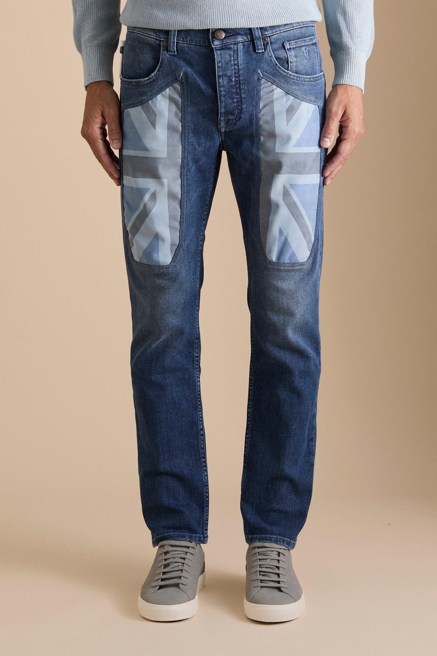Jeans uomo blu slim fit con toppe grigie stile Union Jack sulle cosce, scarpe grigie