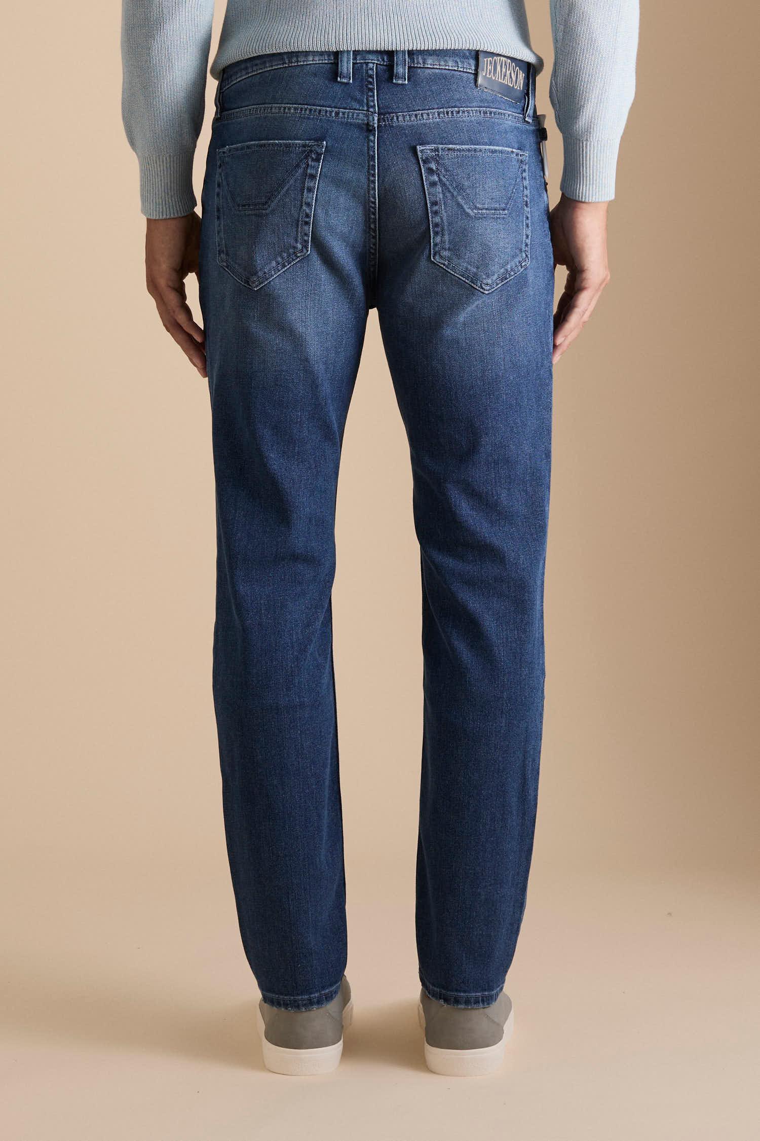 Jeans uomo slim fit blu scuro a cinque tasche, vista posteriore, su sfondo neutro