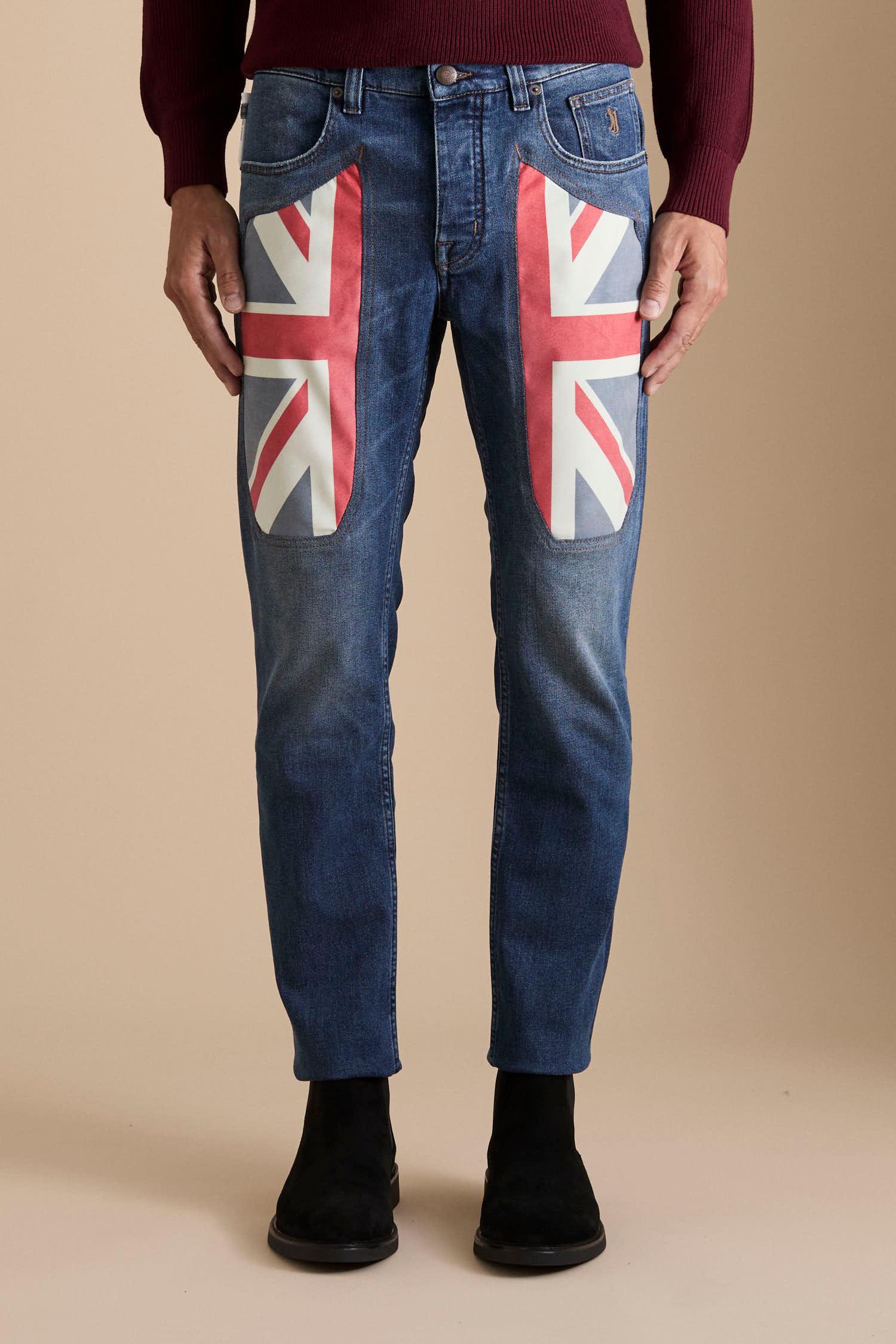 Jeans uomo slim fit blu con patch bandiera Union Jack sulle gambe, stile moderno