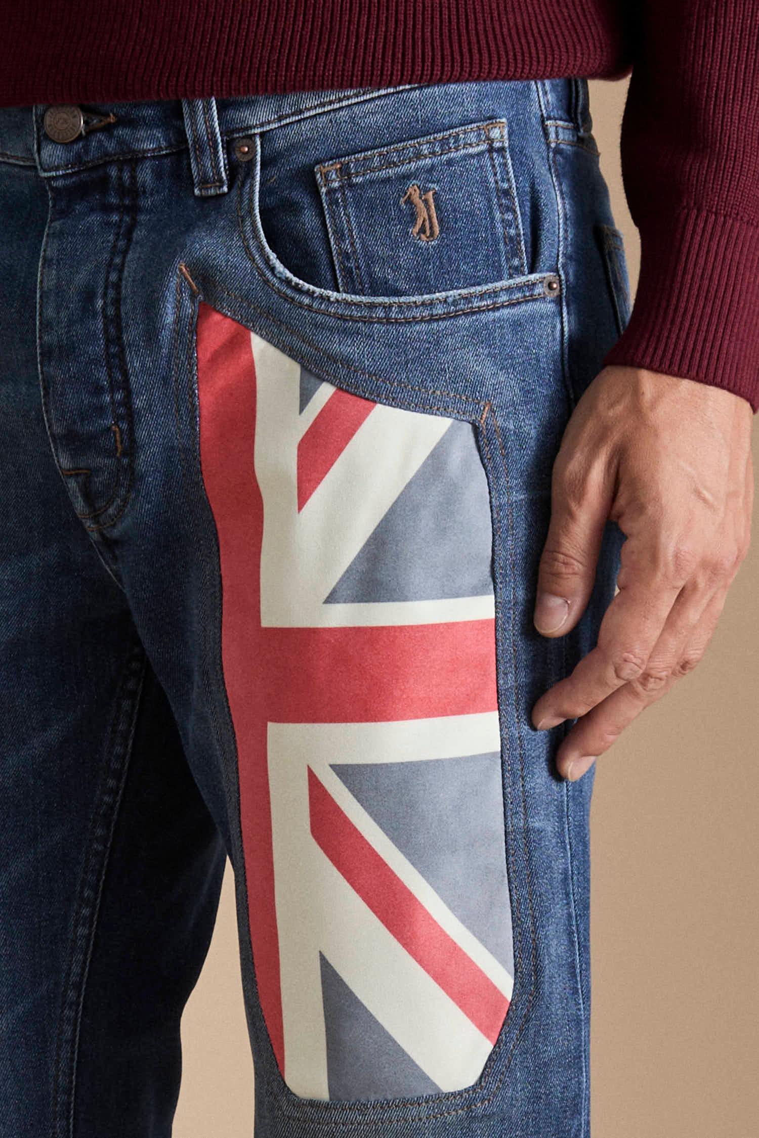 Jeans blu slim fit uomo con toppa bandiera inglese su tasca, dettaglio moda casual