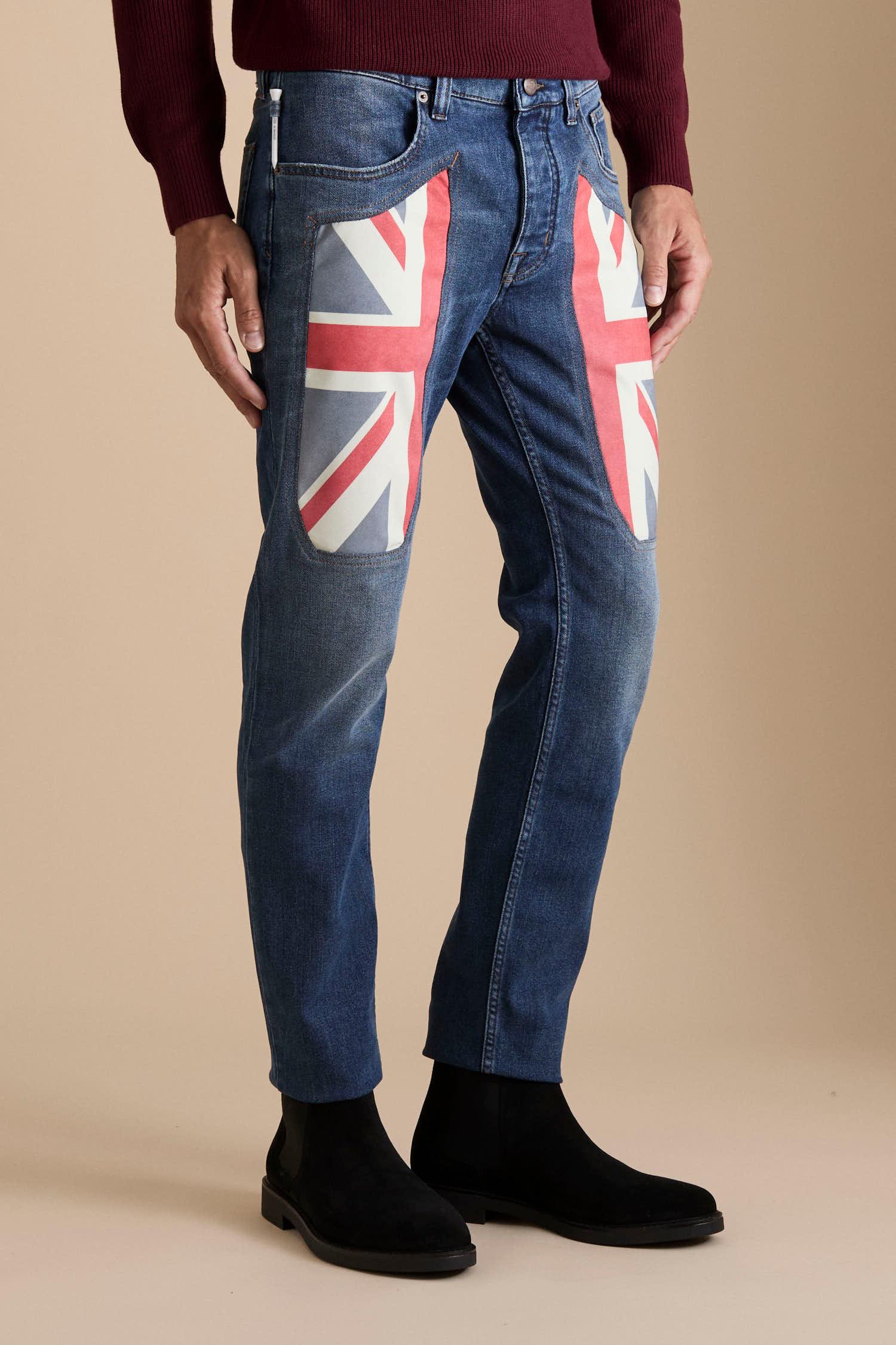 Jeans slim fit uomo blu con toppe bandiera inglese sulle cosce, stile casual trendy