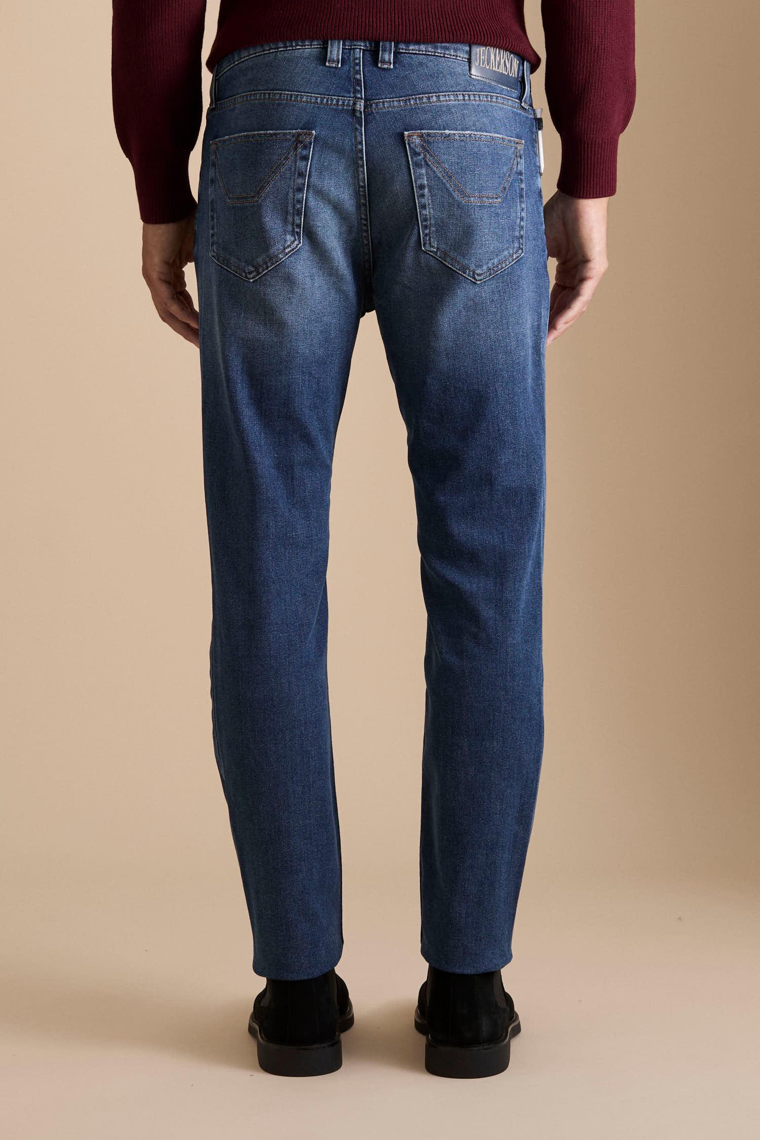 Jeans uomo slim fit blu denim, vista posteriore, tasche e toppa label visibili.