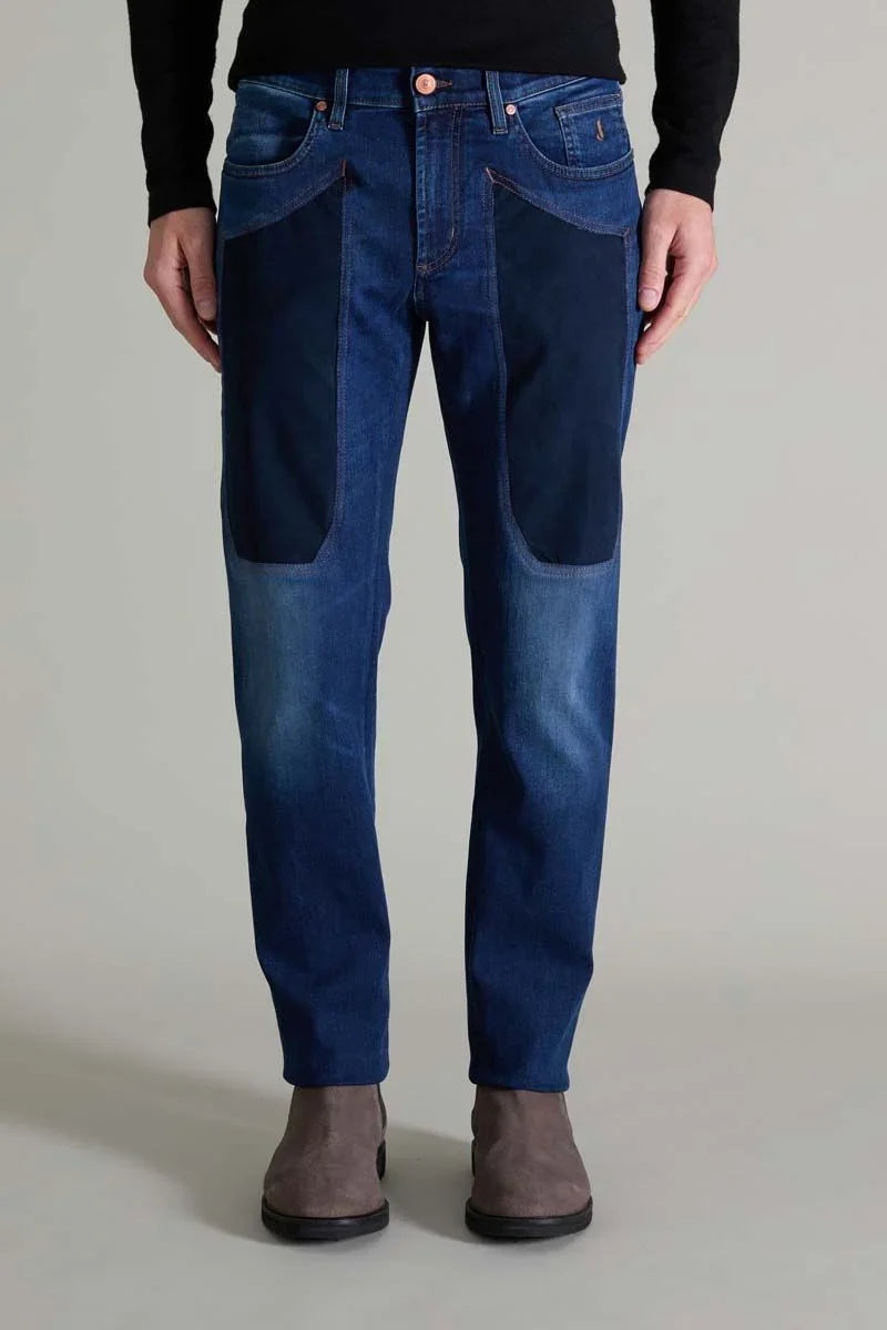 Jeans denim blu uomo con inserti scamosciati, vestibilità regular, dettaglio tasche frontali.