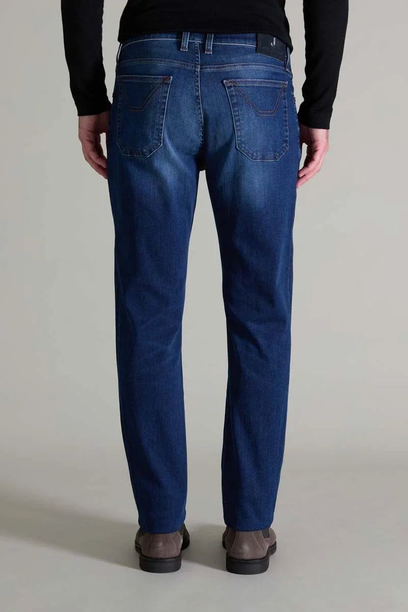 Jeans uomo denim blu medio, vestibilità regular, tasche posteriori classiche.