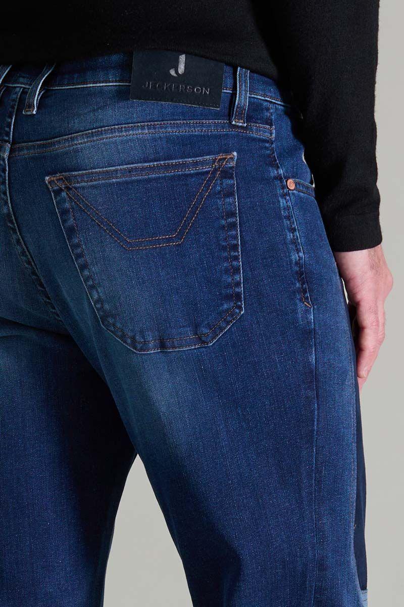 Jeans denim blu uomo con tasca posteriore e cuciture a contrasto, dettaglio etichetta