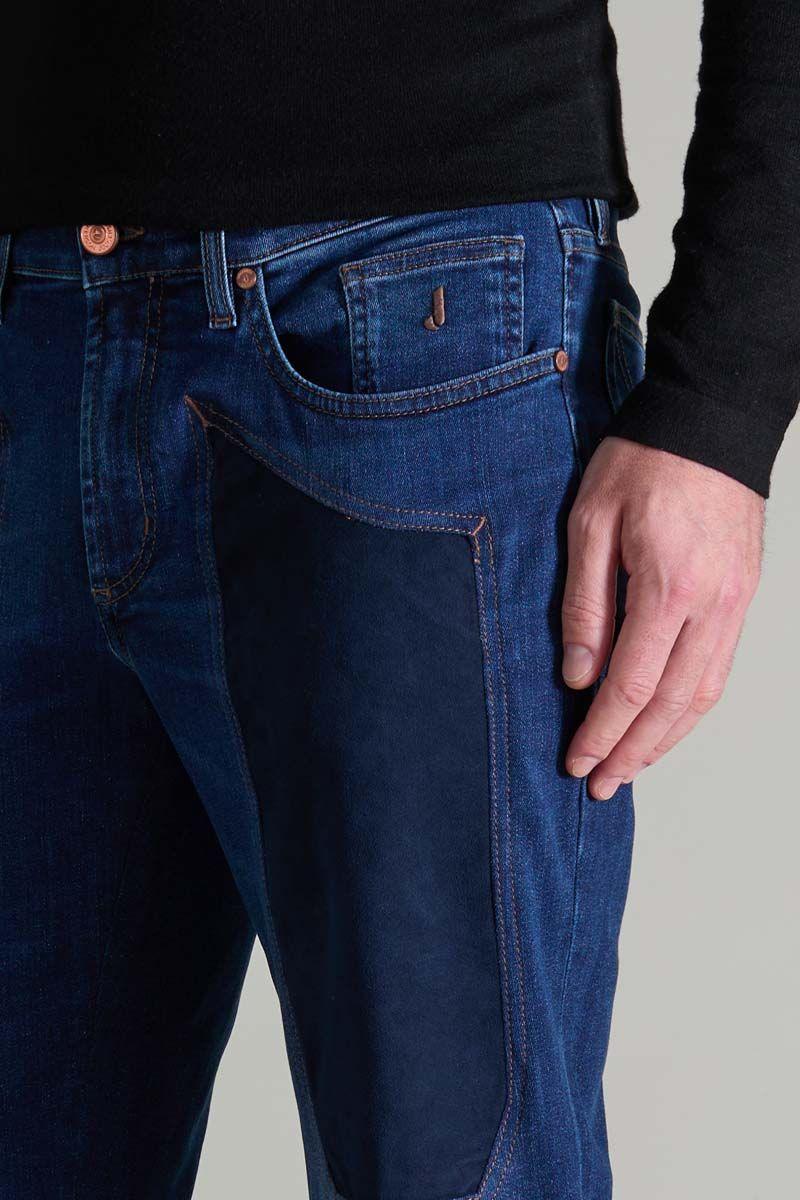 Jeans uomo in denim blu con inserti alcantara blu, tasca frontale e cuciture a contrasto