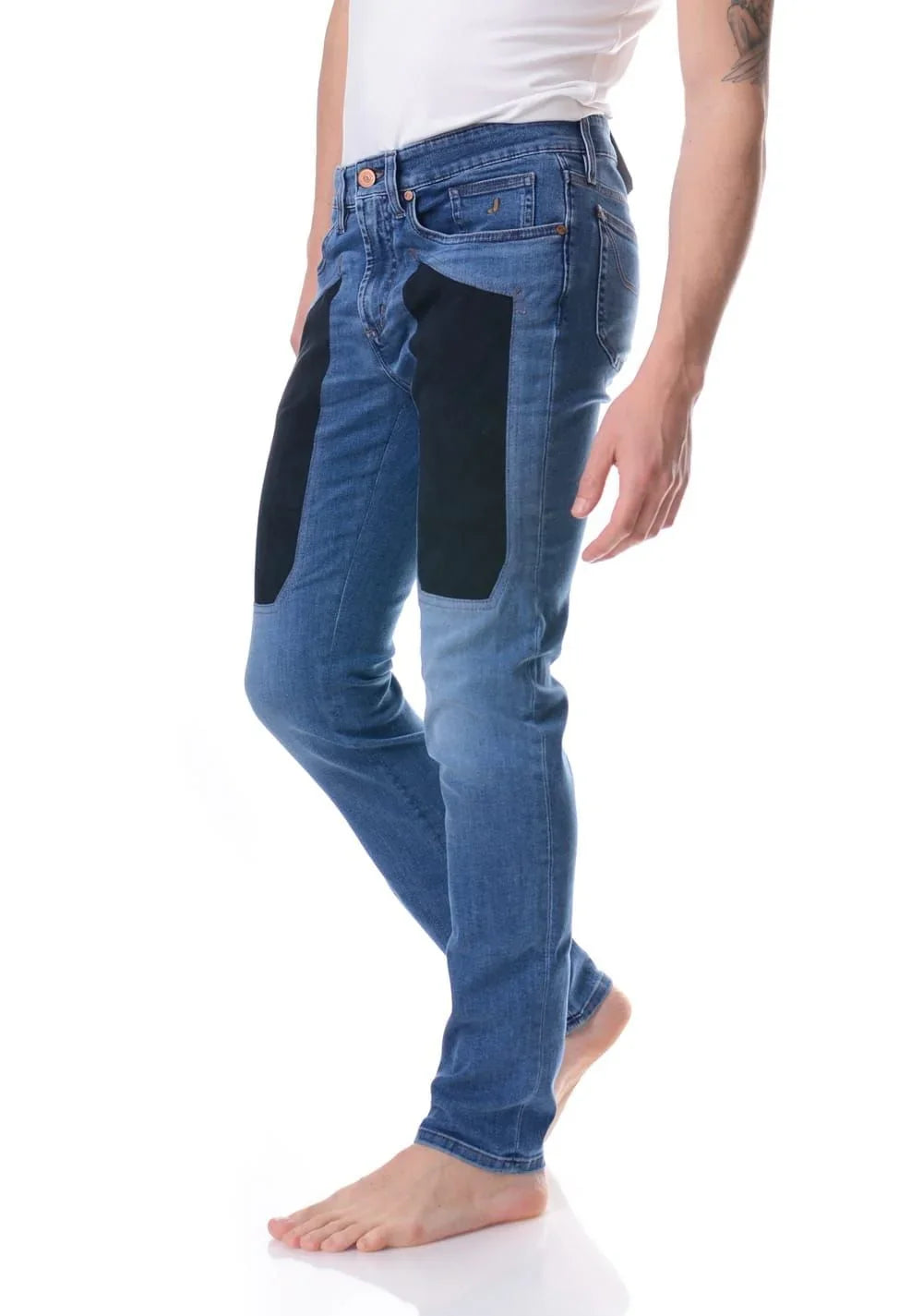 Jeans uomo slim fit denim blu con inserti in alcantara sulle cosce, look casual moderno