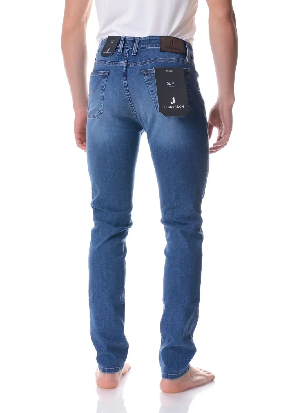 Jeans slim fit uomo in denim blu vista posteriore, etichette applicate, modello indossato