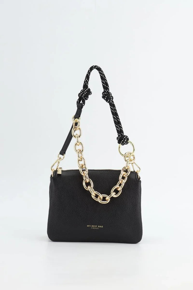 Borsa donna nera elegante in pelle con catena dorata e tracolla intrecciata, accessorio moda.