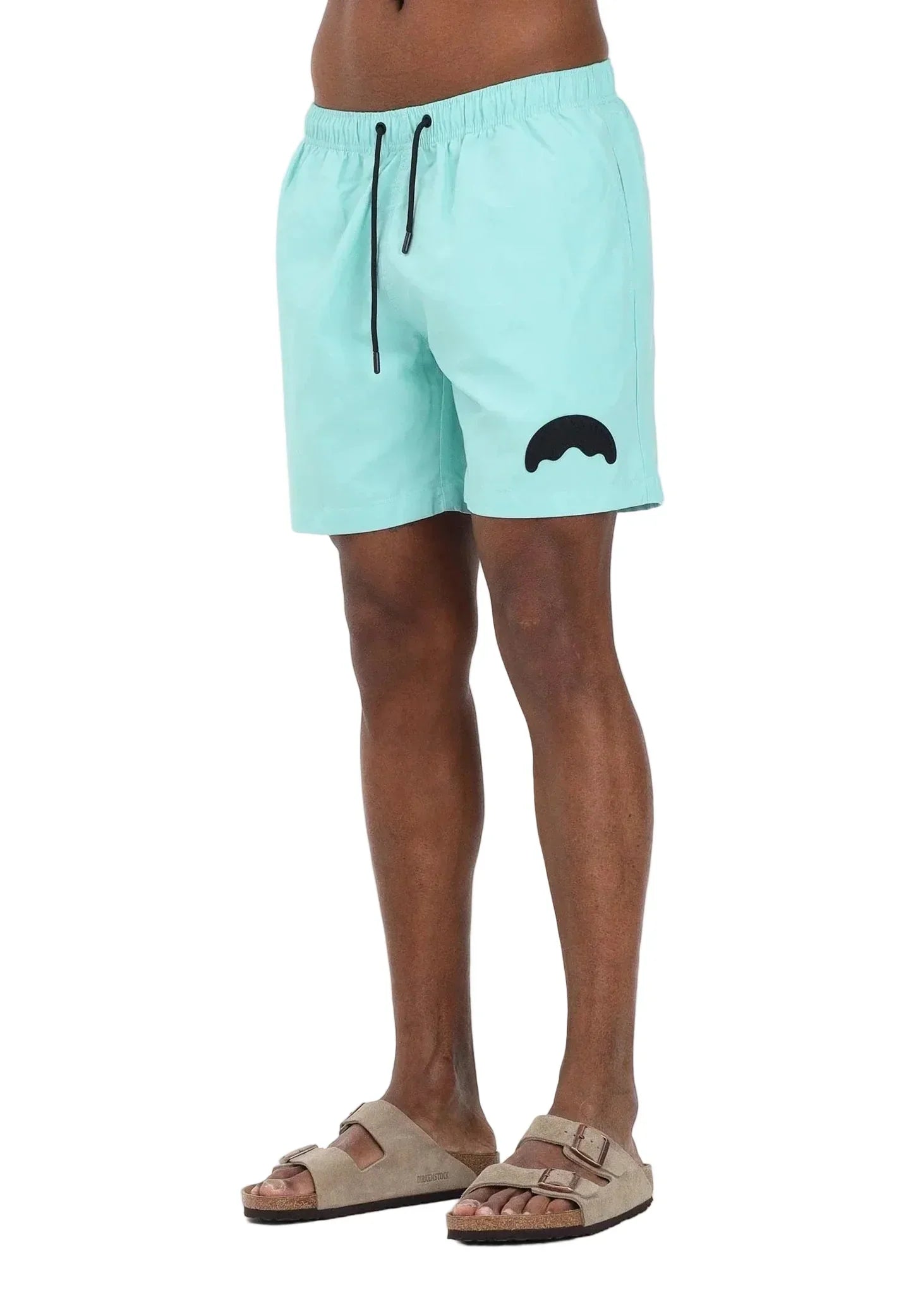 Bermuda uomo azzurro acqua con coulisse e dettaglio nero, sandali beige, moda estiva
