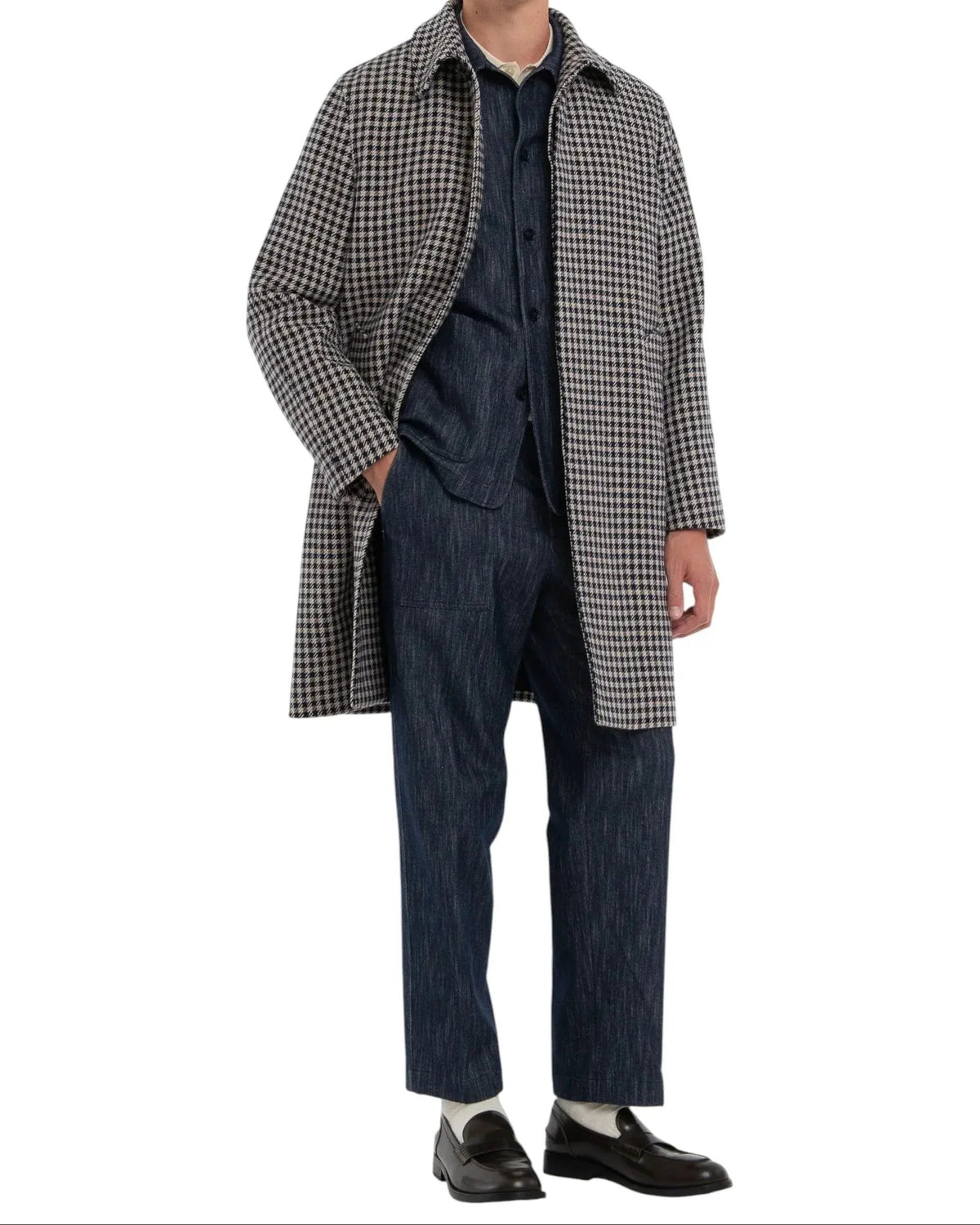 Cappotto uomo pied de poule blu e beige su completo denim, stile elegante casual.