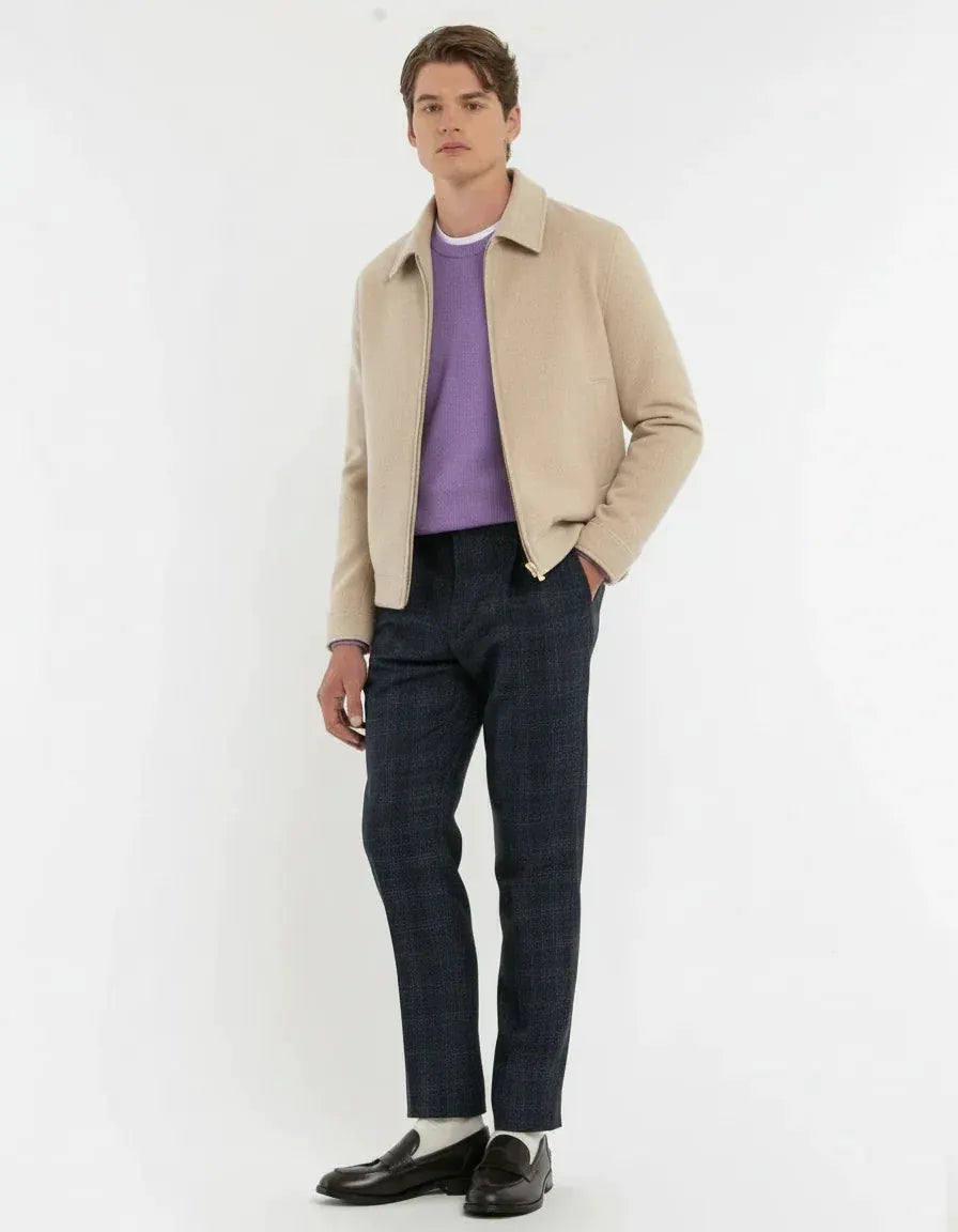 Giacca blouson beige uomo, abbinata a maglione lilla e pantaloni scuri eleganti