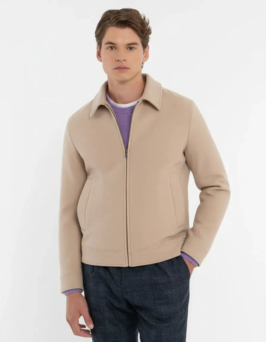 Giubbotto uomo beige elegante con zip, colletto classico, vestibilità slim, stile casual