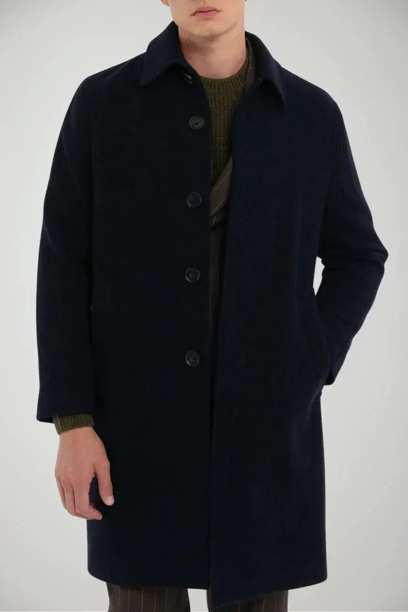 Cappotto uomo blu scuro in lana, elegante con bottoni, vestibilità classica, stile invernale