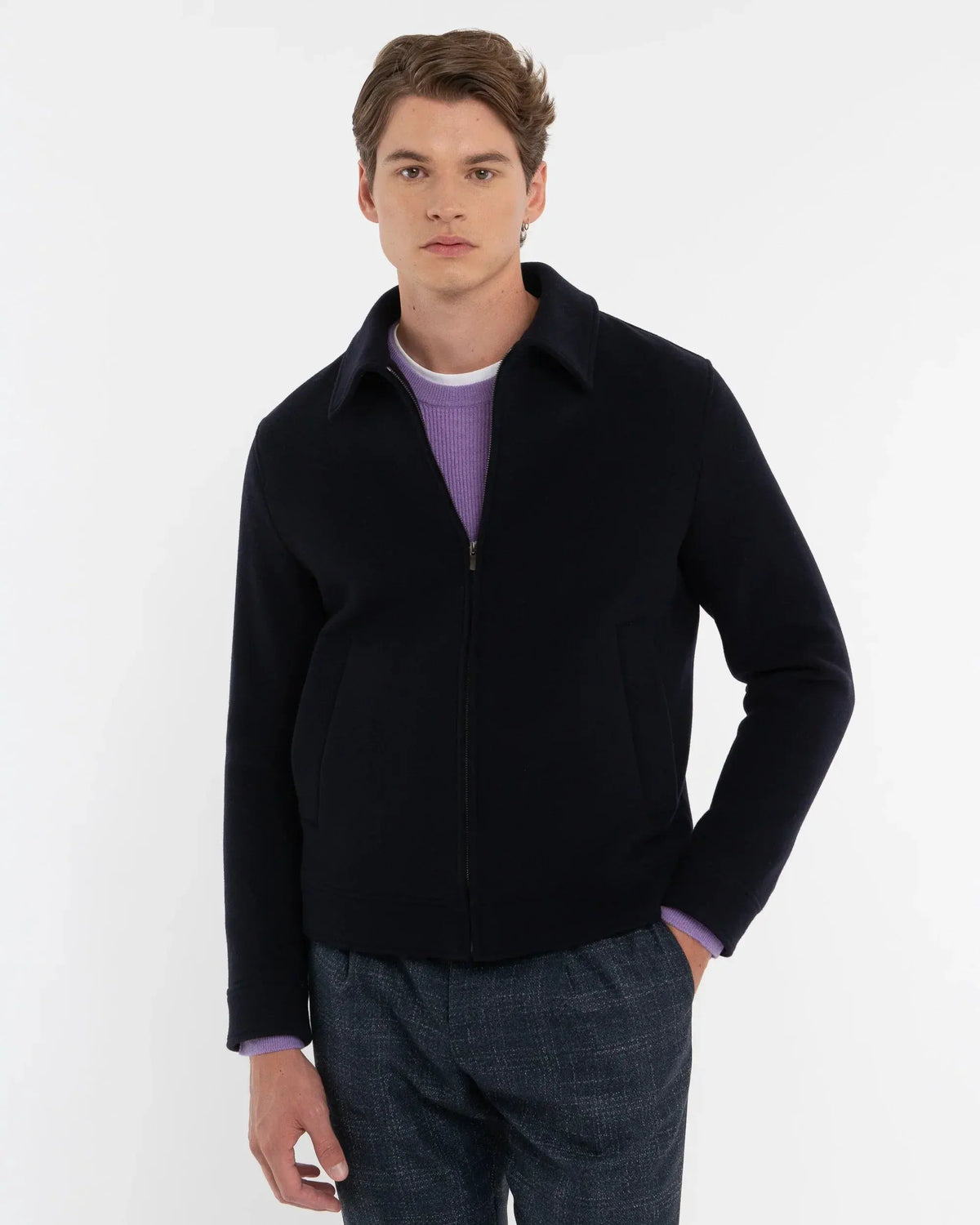 Giubbotto uomo blu scuro invernale con zip, collo classico, look elegante casual