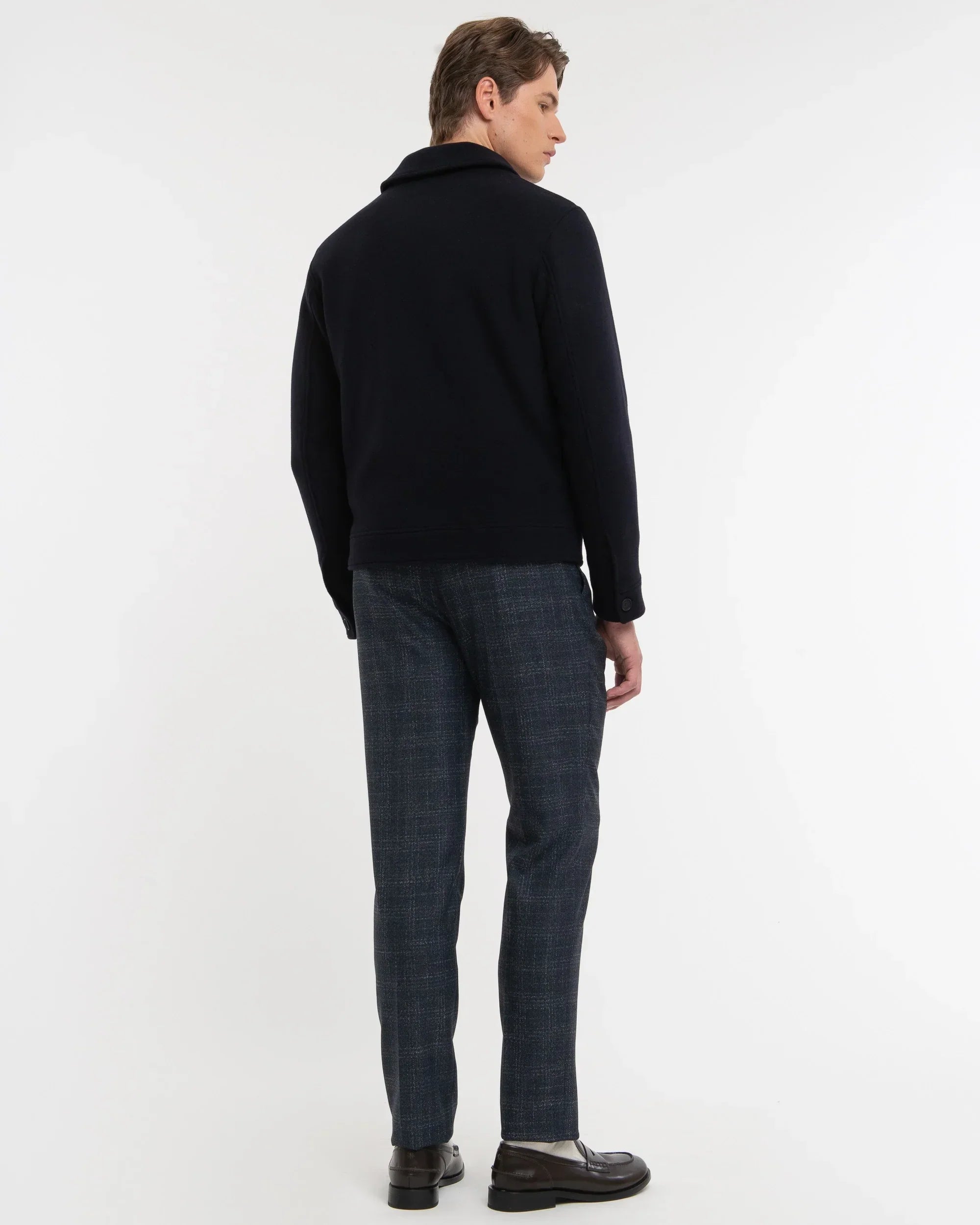 Giacca uomo blu in panno, look elegante, vista posteriore, abbigliamento maschile