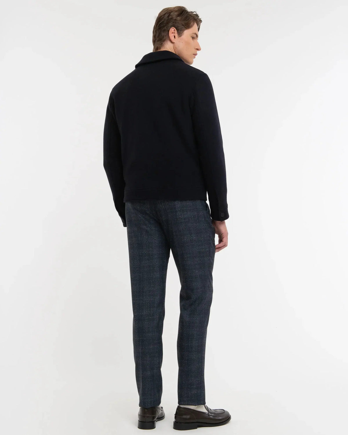 Giacca uomo blu in panno, look elegante, vista posteriore, abbigliamento maschile