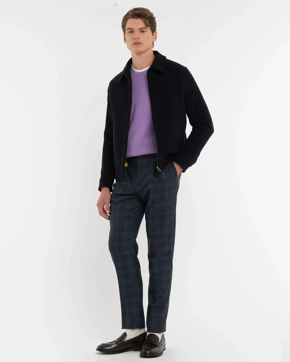 Giubbotto blu uomo elegante, abbinato a maglia lilla e pantaloni a quadri, look moderno