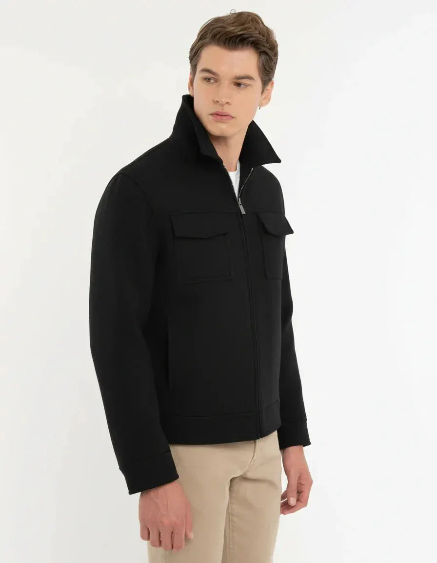 Giacca nera da uomo con colletto alto e tasche frontali, stile elegante autunno inverno